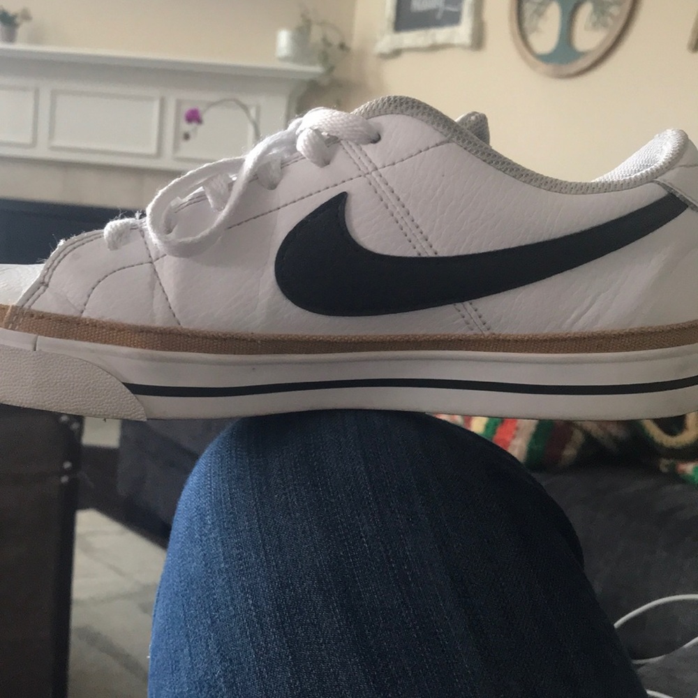 Used Mens size 8.5 Court Legacy shoes